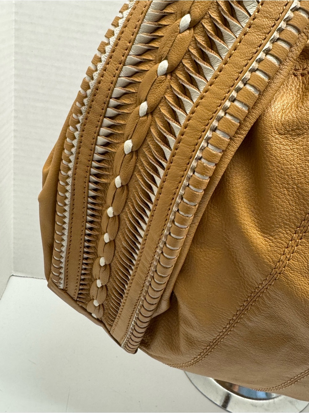 Women’s Tan Leather Hobo Bag - Stylish Everyday Shoulder Bag - Picture 2 of 12